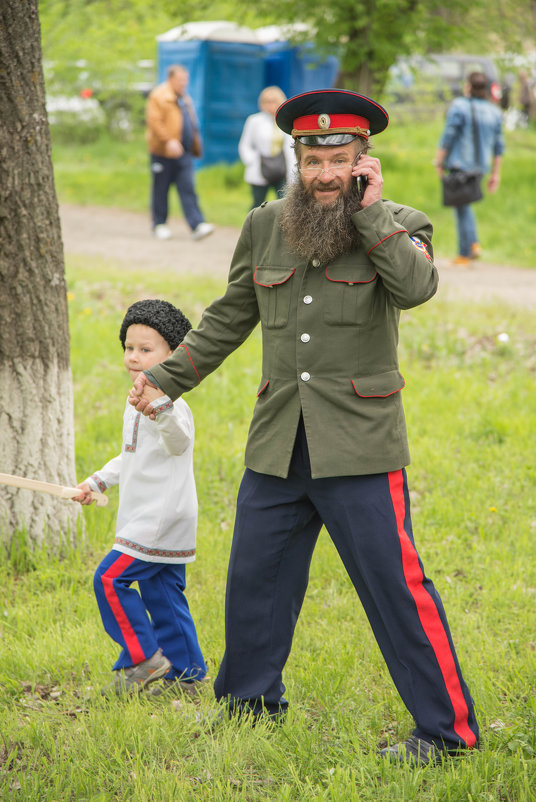 деданька, ну пойдём, там казаки песни играют ... погодь малой, с бабаней договорю ... - Petr Popov