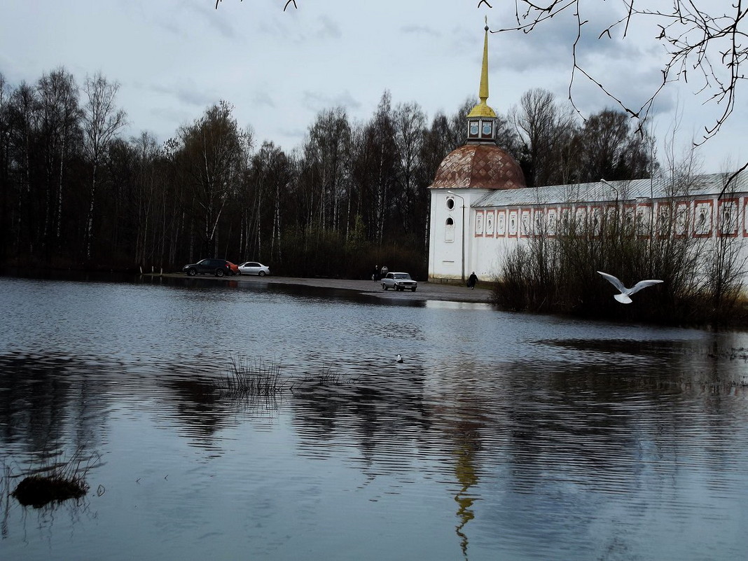 вода возле стен - Сергей Кочнев