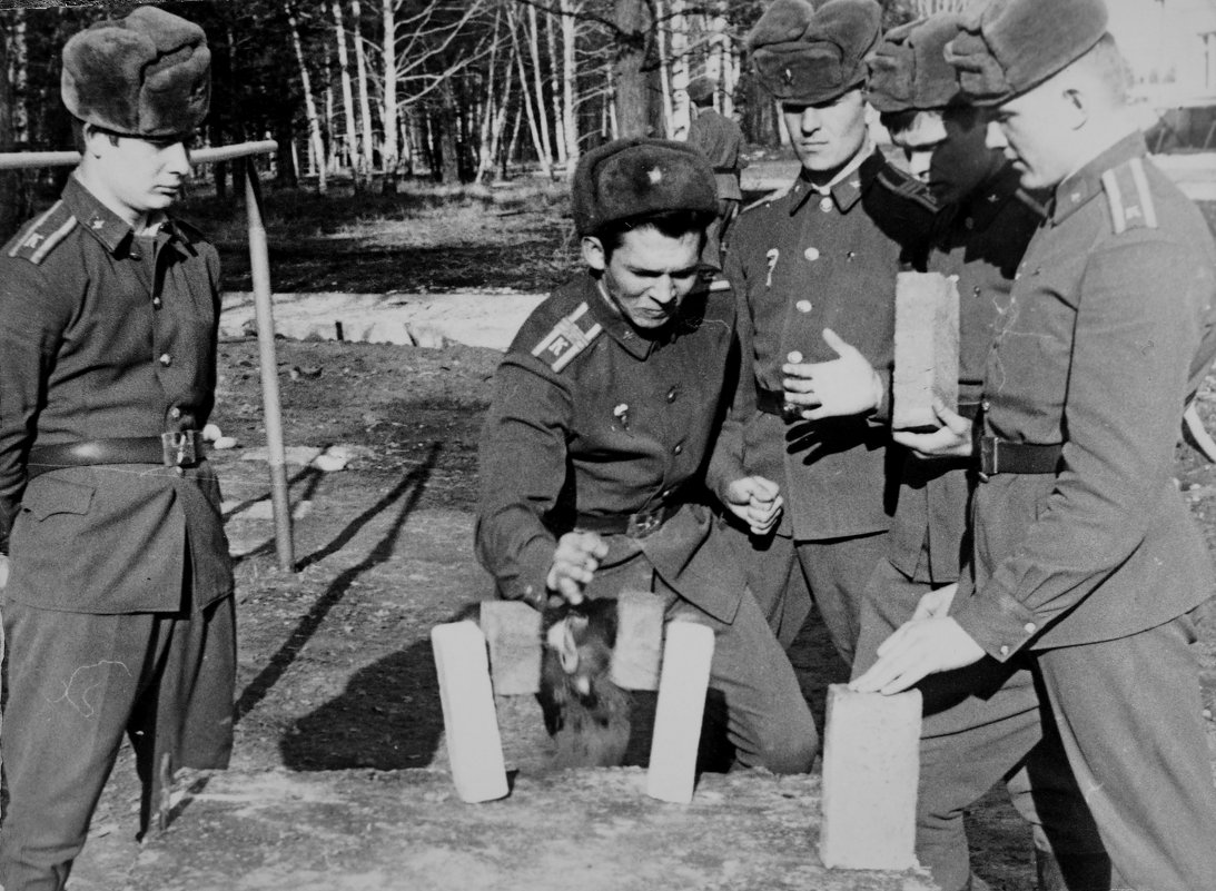 Курсанты-десантники развлекаются, ломая кирпичи - Александр Попов