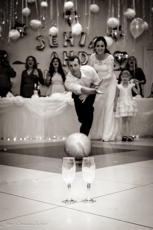 Один из способов разбить свадебные бокалы молодоженами - Виталий Левшов Один из способов разбить свадебные бокалы молодоженами - Виталий Левшов