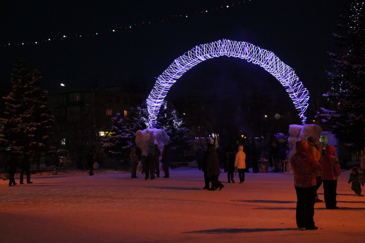 Городская ёлка. - Олег Афанасьевич Сергеев