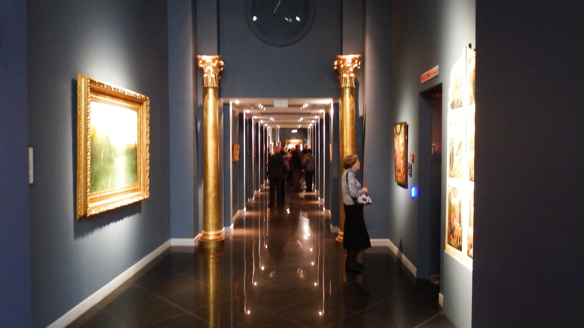 В галерее искусства   . - Лара ***