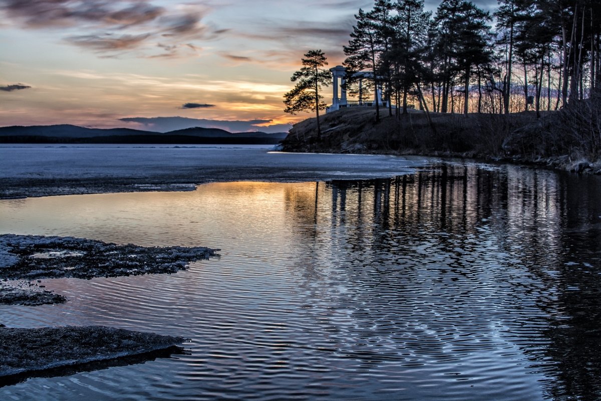 spring evening on the lake - Dmitry Ozersky