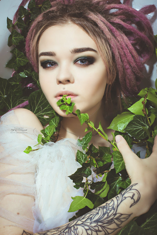 В плюще - Лилия Лекомцева