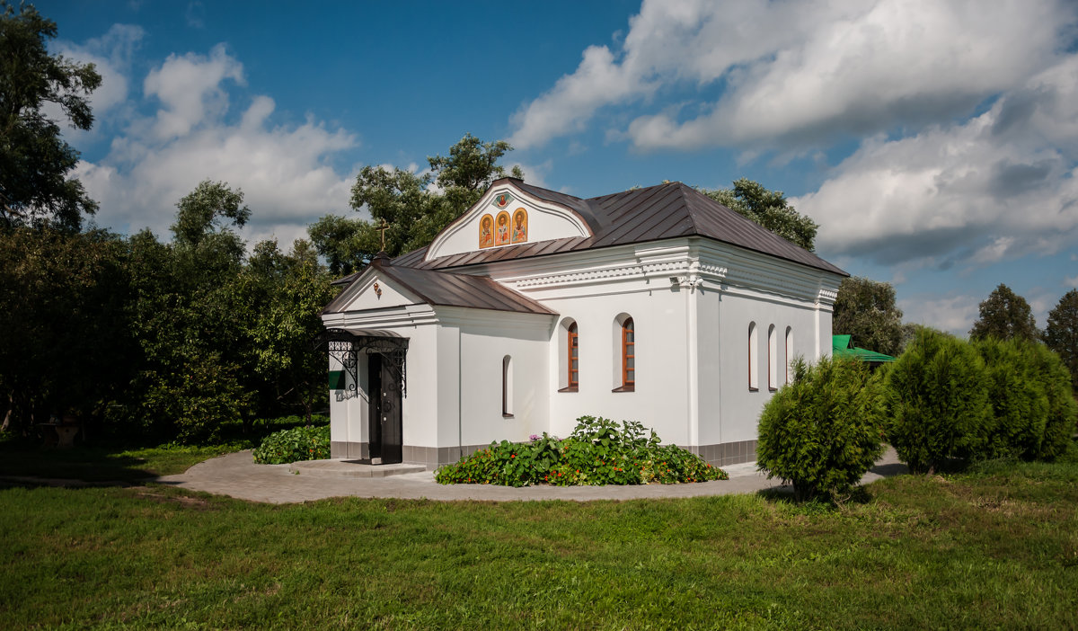 лавка церковная рядом с Храмом Покрова на Нерли - Светлана .