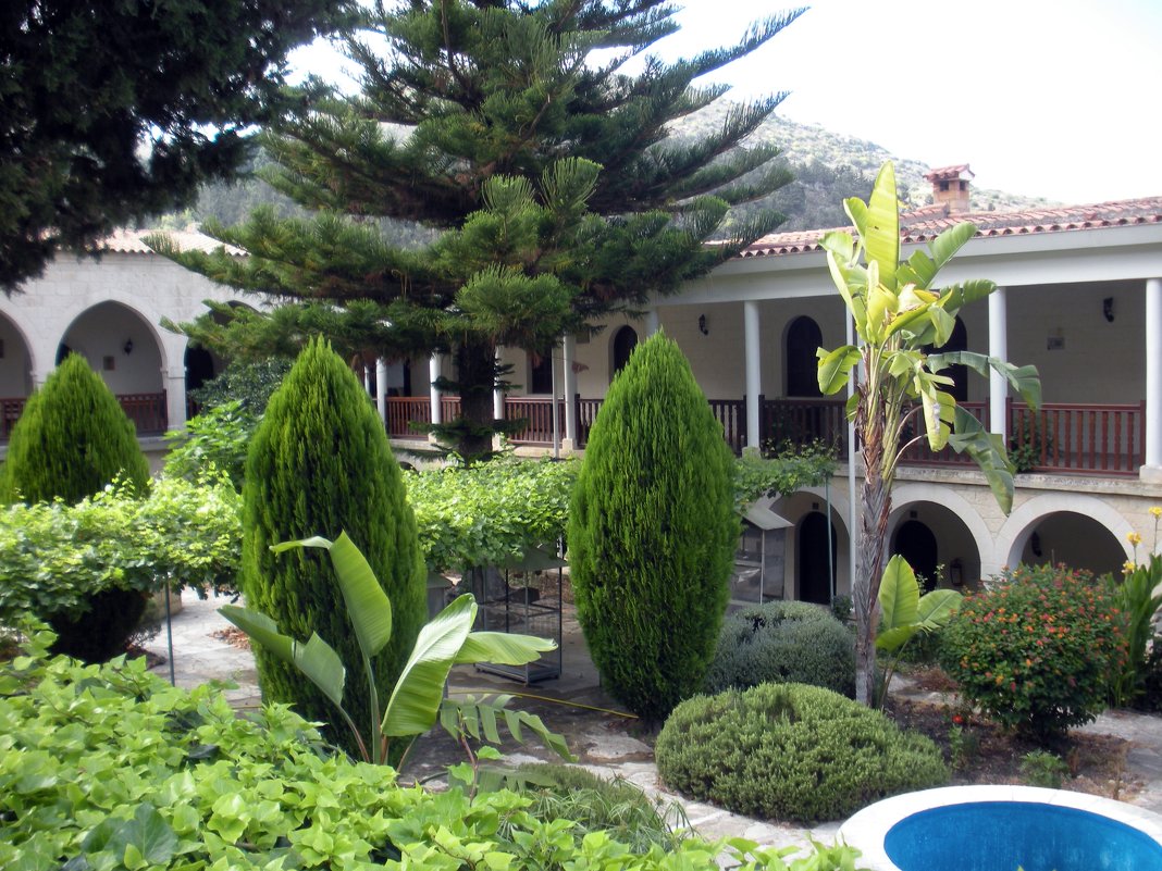 Монастырский дворик . - Виталий Селиванов Монастырский дворик . - Виталий Селиванов