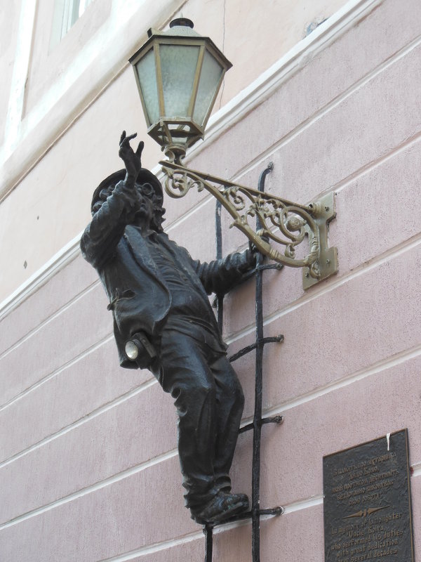 Ужгород. Памятник фонарщику. - Ирина Диденко Ужгород. Памятник фонарщику. - Ирина Диденко