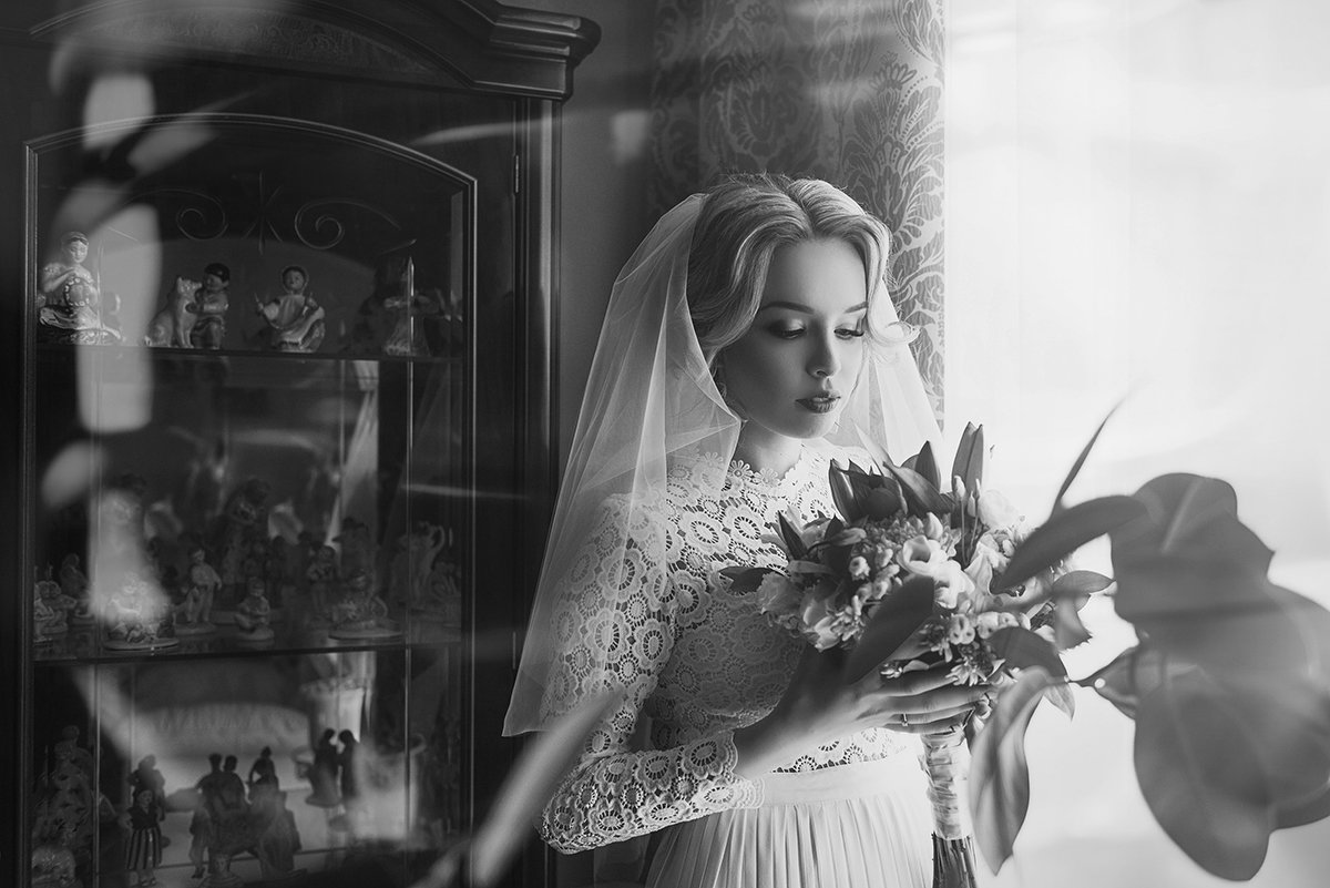 С букетом у окна - Вячеслав Трояновский С букетом у окна - Вячеслав Трояновский