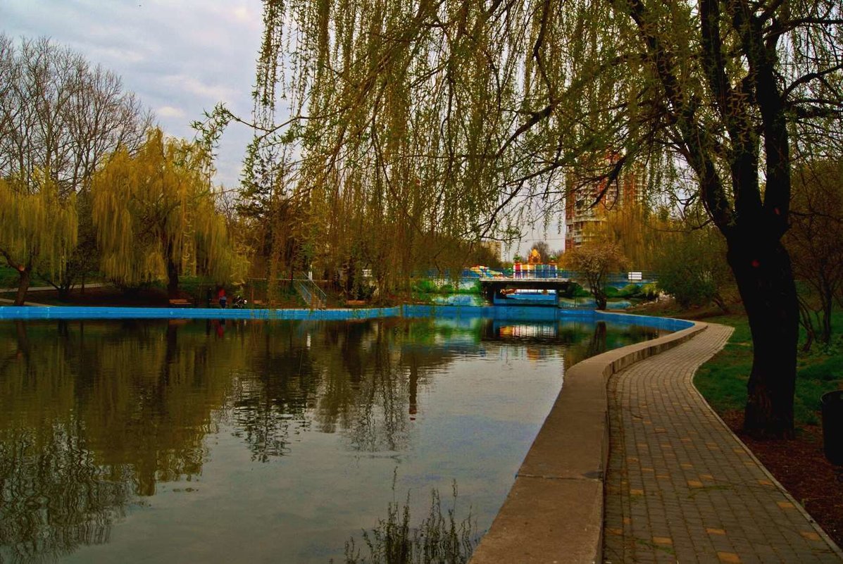 хмурое утро в парке - Александр Корчемный