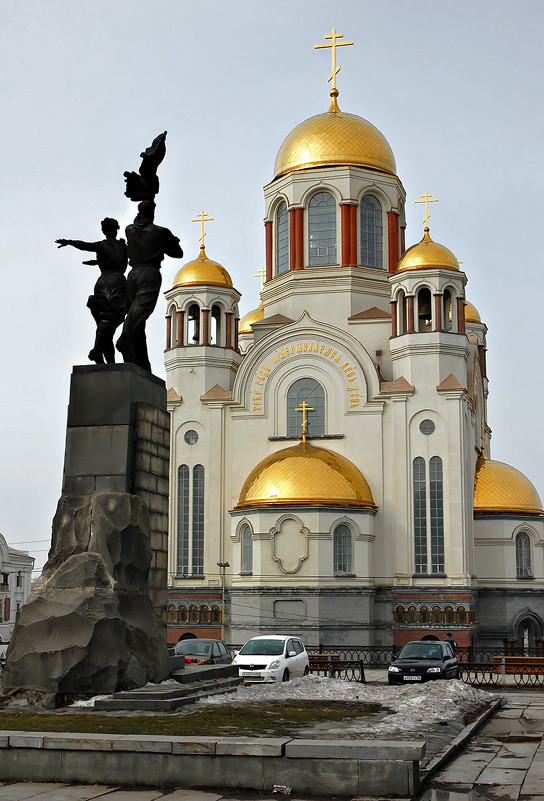 Памятник комсомолу и Храм-на-Крови - Анатолий К