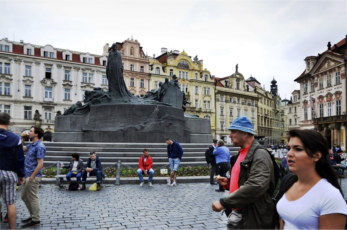 Туристы на Староместской площади. - Николай Ярёменко Туристы на Староместской площади. - Николай Ярёменко