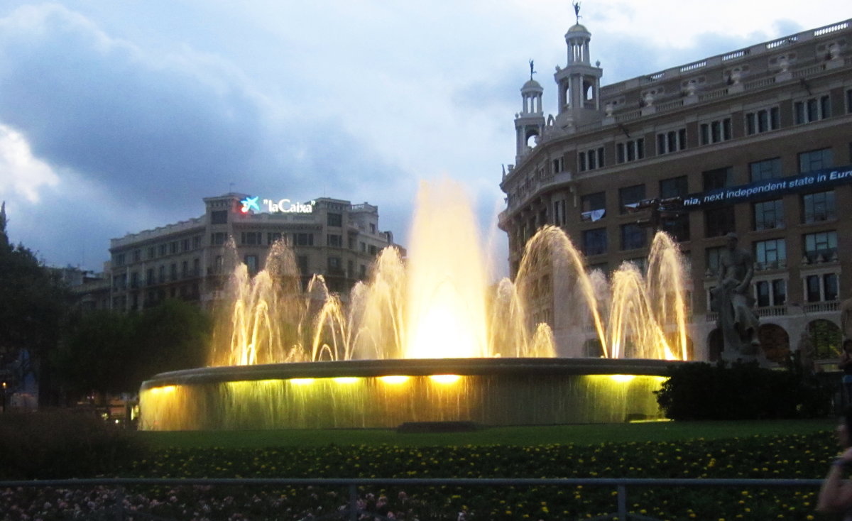 Барселона. Фонтан на площади Каталонии - татьяна 