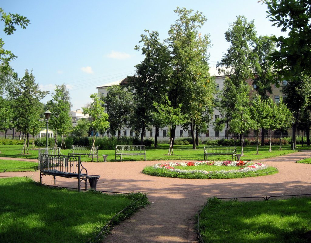 В саду усадьбы Державина Г.Р. в .Санкт-Петербурге. - Ирина ***