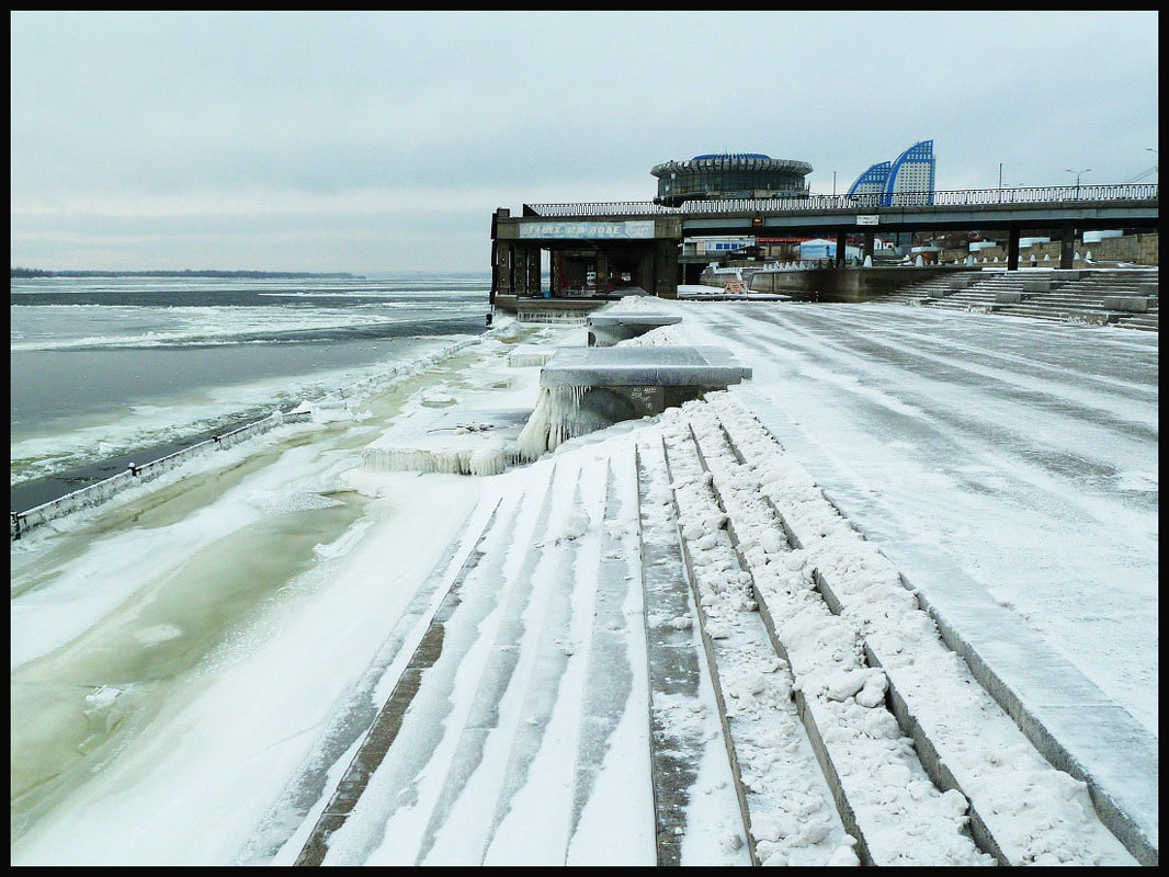 ВОЛГА. Зимняя река  в районе Волгограда. - Юрий ГУКОВЪ
