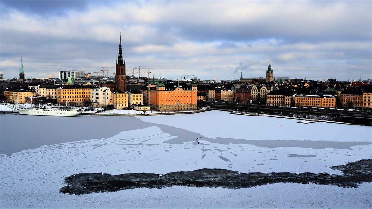 Стокгольм вид на остров Riddarholmen и Gamla stan - wea *