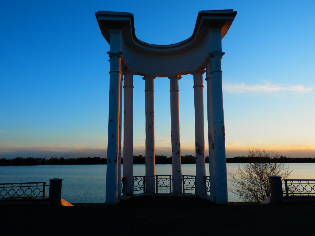 На фоне озера - Владимир Звягин