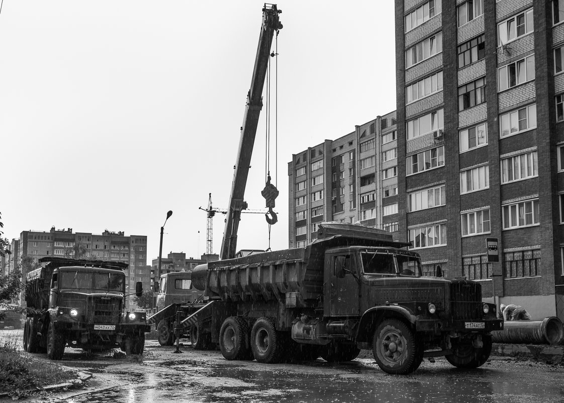 КрАЗы в городе - Владимир Клещёв