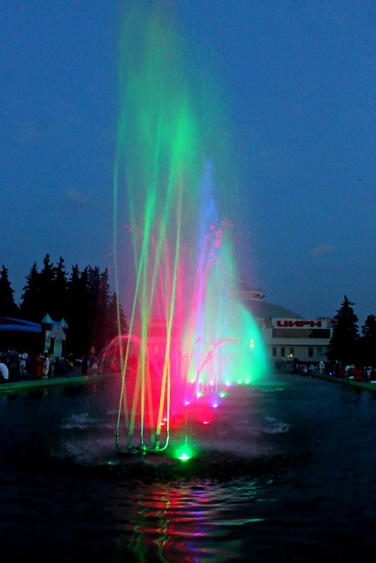 Фонтан у цирка вечером... - Александр Герасенков Фонтан у цирка вечером... - Александр Герасенков