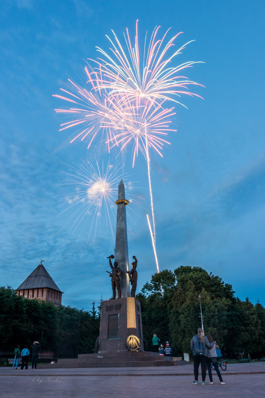 Праздничный салют в Смоленске - Олег Козлов Праздничный салют в Смоленске - Олег Козлов