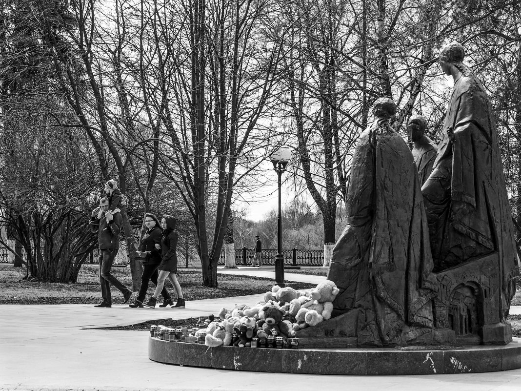 Возле памятника Святой Троицы - Василий Петрович .