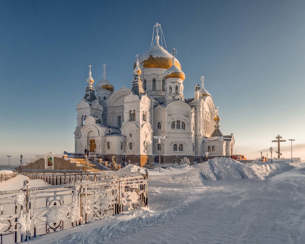 Храм в утреннем свете - дмитрий посохин