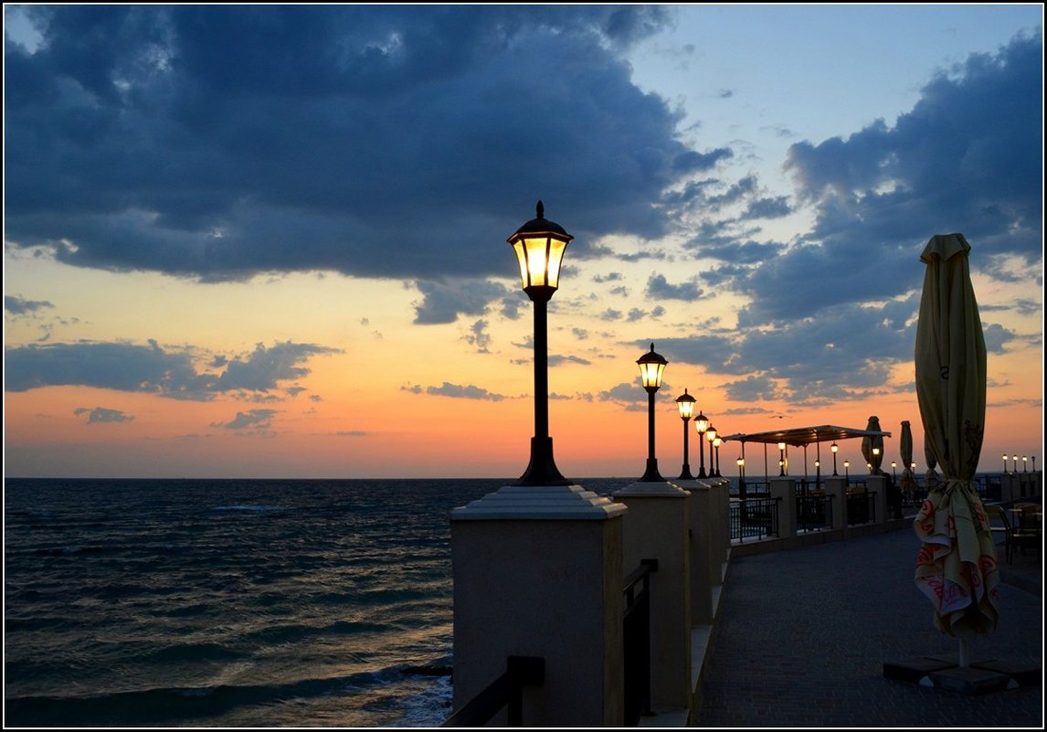 ЧЕРНОМОРСКИЕ РАССВЕТЫ - Анатолий Восточный ЧЕРНОМОРСКИЕ РАССВЕТЫ - Анатолий Восточный