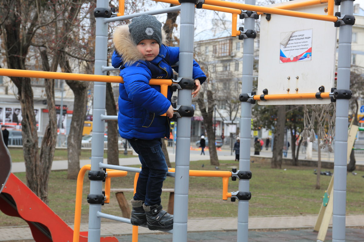 В  детском парке - Валентин Семчишин