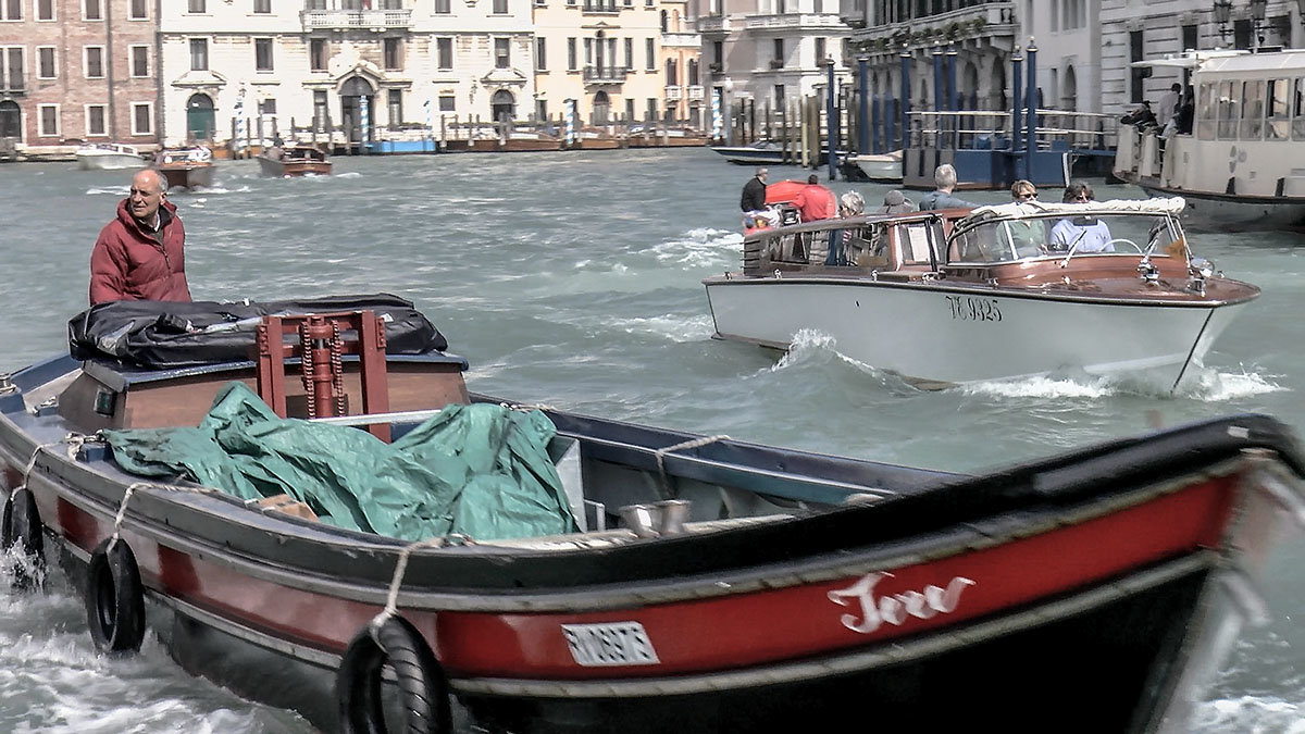 Venezia. Barca da carico sul Grande Canale. - Игорь Олегович Кравченко