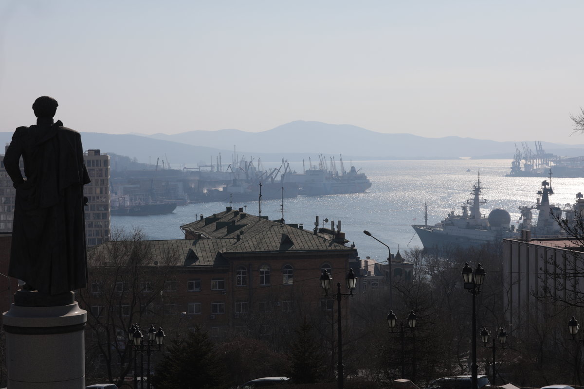 генерал-губернатор Восточной Сибири граф Николай Муравьев-Амурский смотрит на бухту Золотой Рог - Andrey Vaganov