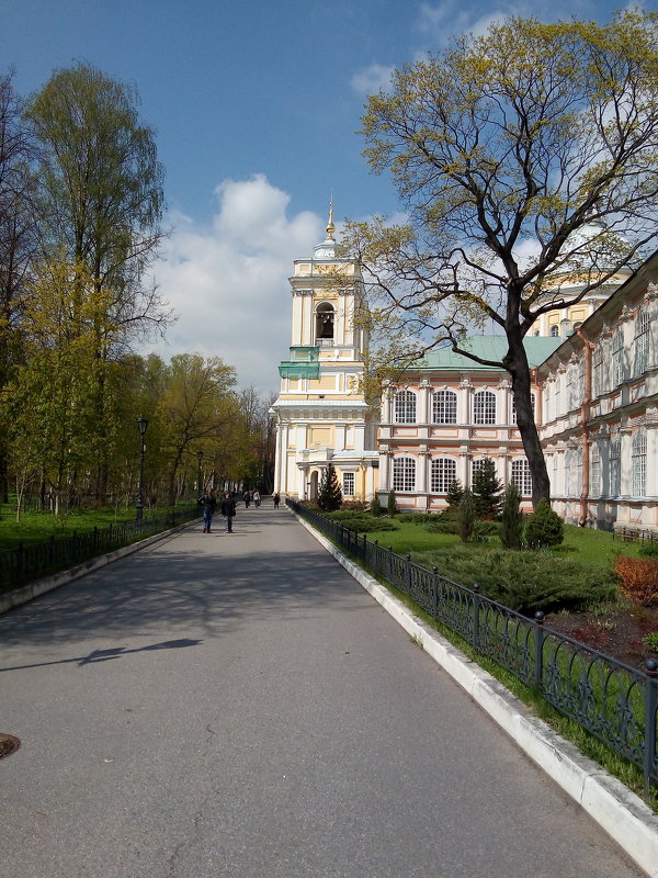 Солнечным днем в Александра-Невской Лавре. - Светлана Калмыкова