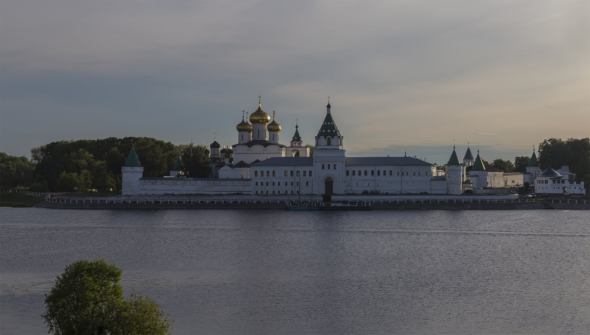 Ипатьевский монастырь в лучах закатного солнца. - Анатолий Грачев