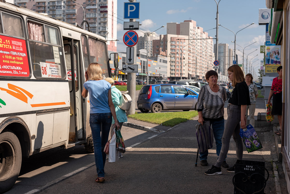 В полдень на остановке - Валерий Михмель 