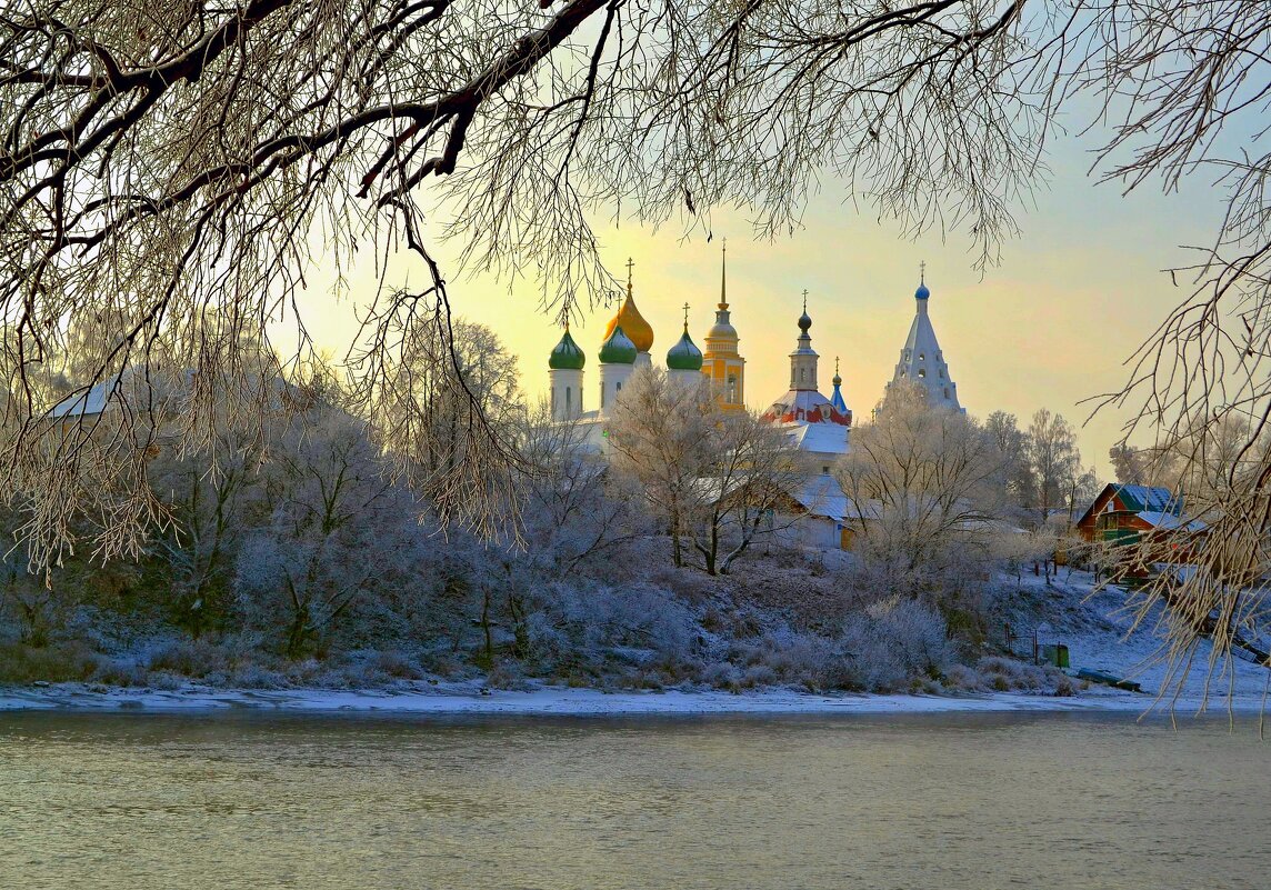 На крутом берегу - Геннадий Пугачёв