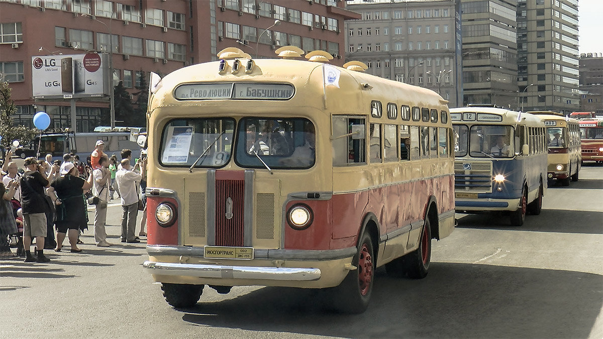 Москва. Парад ретро-автобусов на проспекте Сахарова. - Игорь Олегович Кравченко