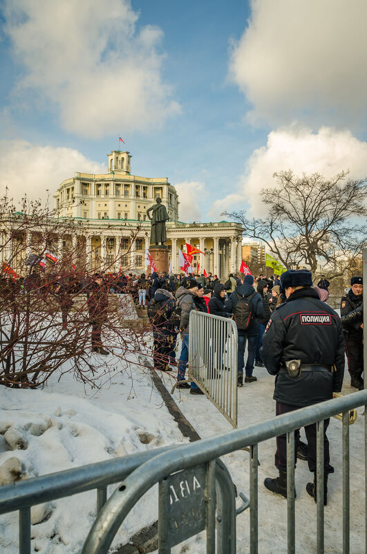 ПЕРЕД ТЕАТРОМ - Сергей Янович Микк