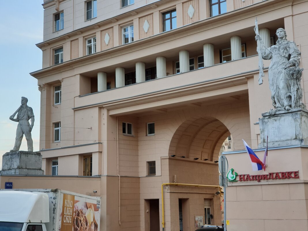 Прогулки по Москве. Дом в Подколокольном переулке - Генрих Прогулки по Москве. Дом в Подколокольном переулке - Генрих