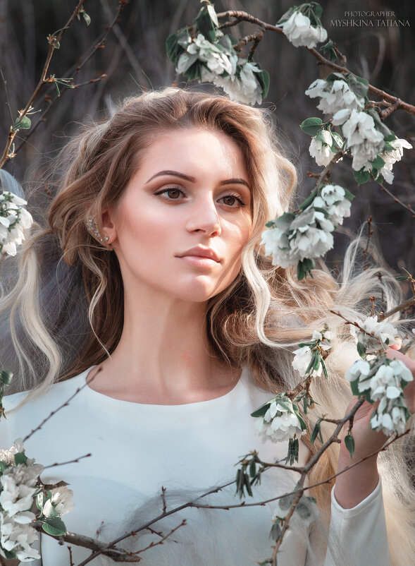 Девушка и цветы - Татьяна Мышкина