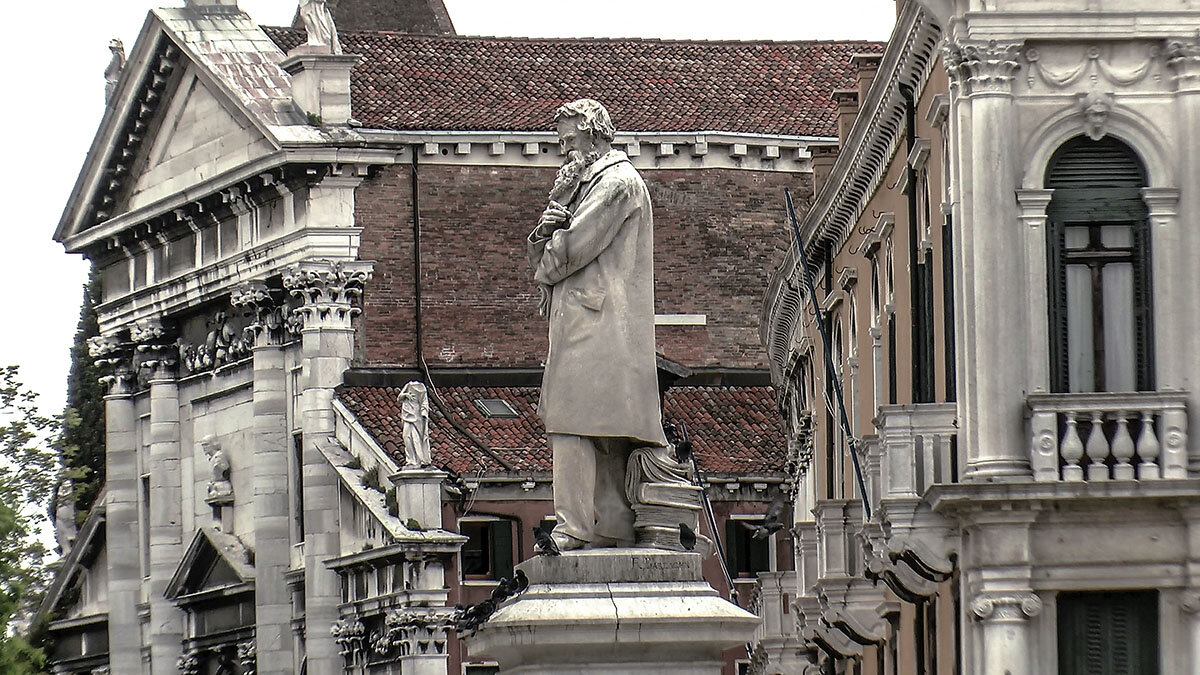 Venezia. Statua di Niccolo Tommaseo. - Игорь Олегович Кравченко