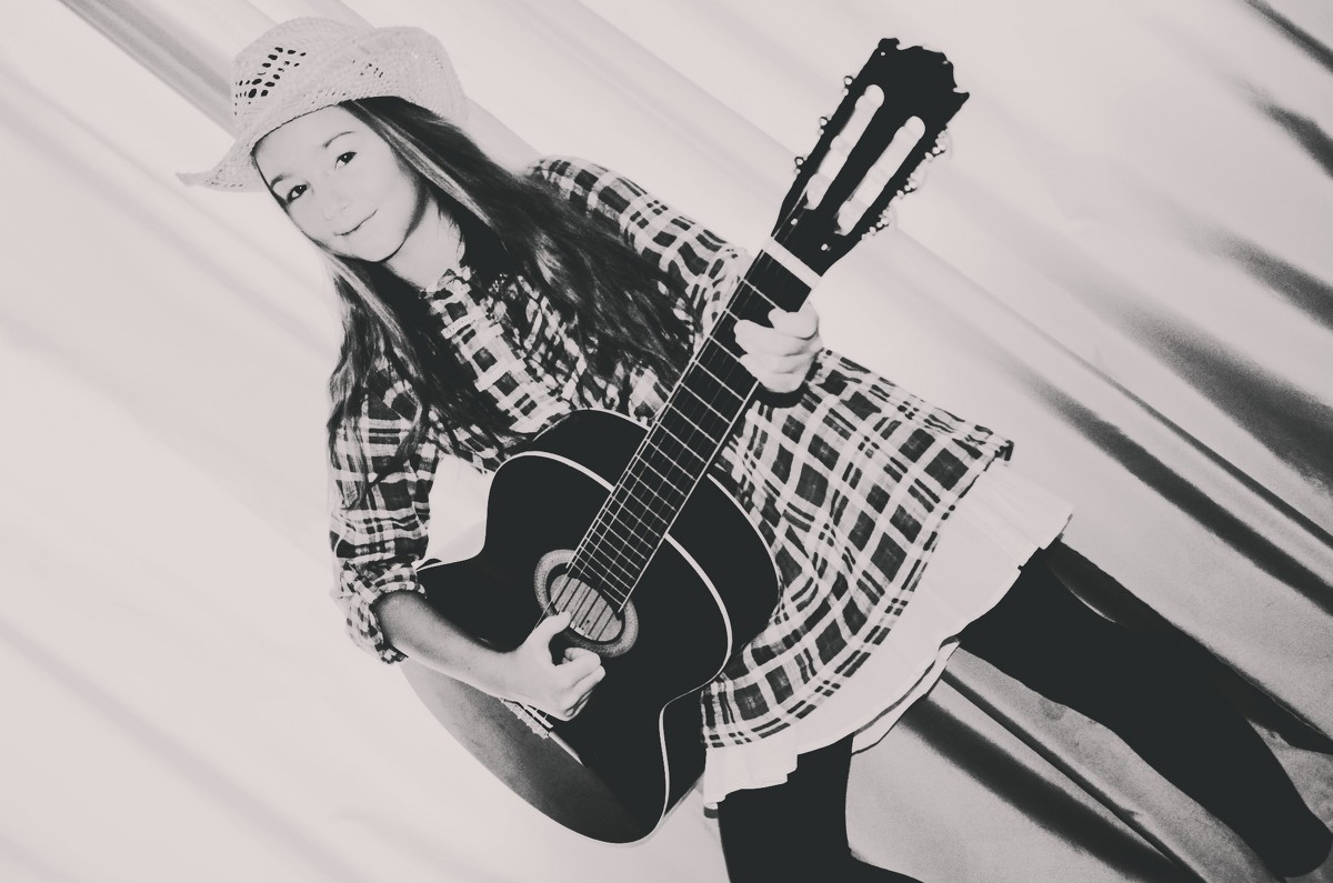 Я с гитарой;) - Юлия ))))