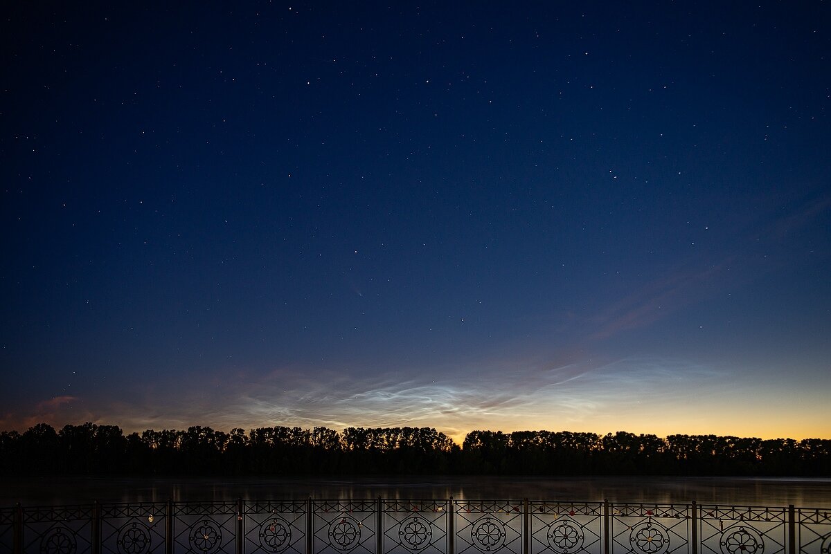 Комета C/2020 F3 (NEOWISE)  на фоне серебристых облаков - Виктор Каирский