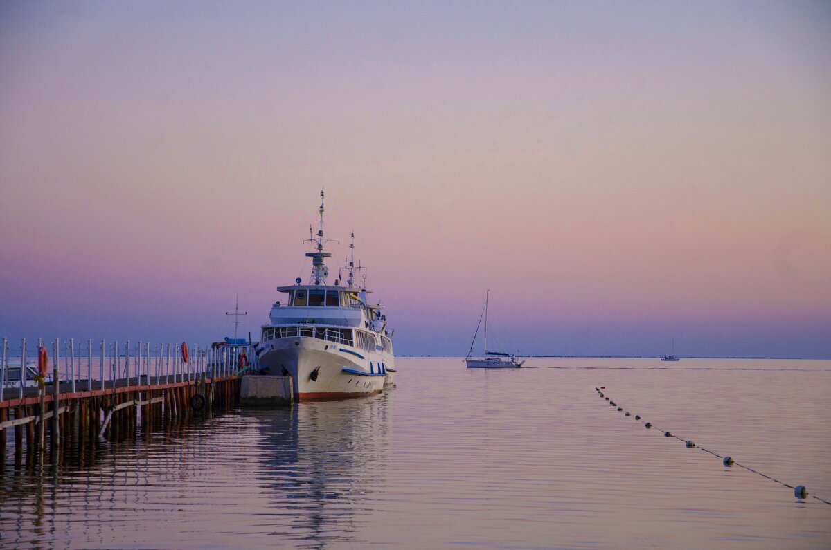 *** - Александр Довгий