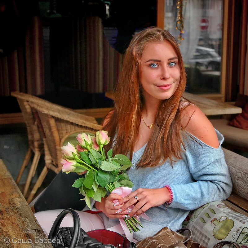 С букетом из роз. - Саша Бабаев