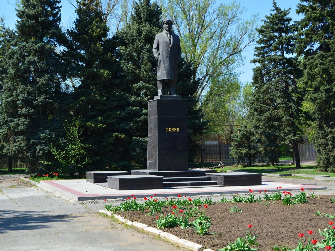 Каменоломни. Памятник В.И. Ленину в Молодёжном сквере. - Пётр Чернега