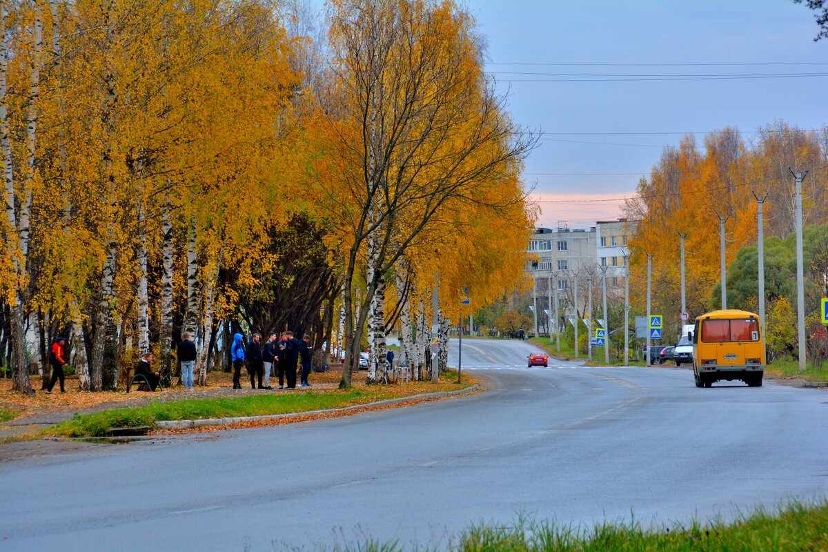 Октябрь в нашем городке. - Александр Зуев