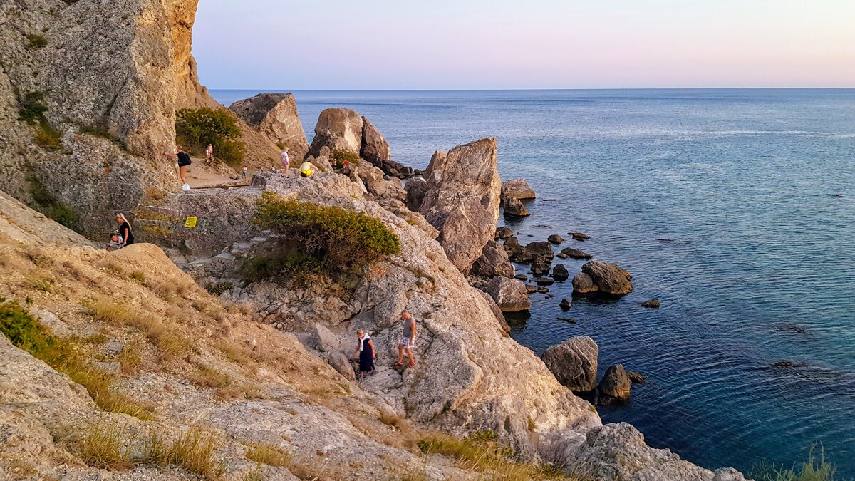 Горы , море , а вот и везде снующие туристы ) - Вячеслав Случившийся