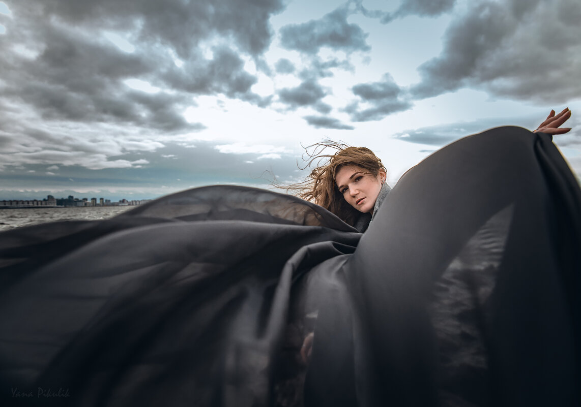 девушка на фоне серого неба - Яна Пикулик девушка на фоне серого неба - Яна Пикулик