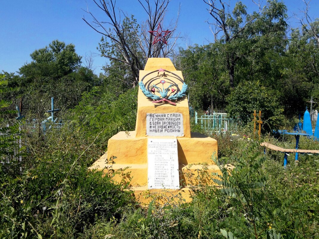 Красный Сулин. Памятник погибшим воинам. - Пётр Чернега Красный Сулин. Памятник погибшим воинам. - Пётр Чернега