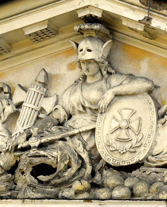 Лепнина на фронтоне старого здания - 2 - Сергей Лепнина на фронтоне старого здания - 2 - Сергей