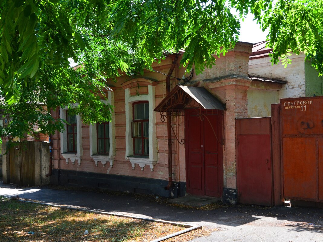 Новочеркасск. Дом по пер. Галины Петровой 11. - Пётр Чернега