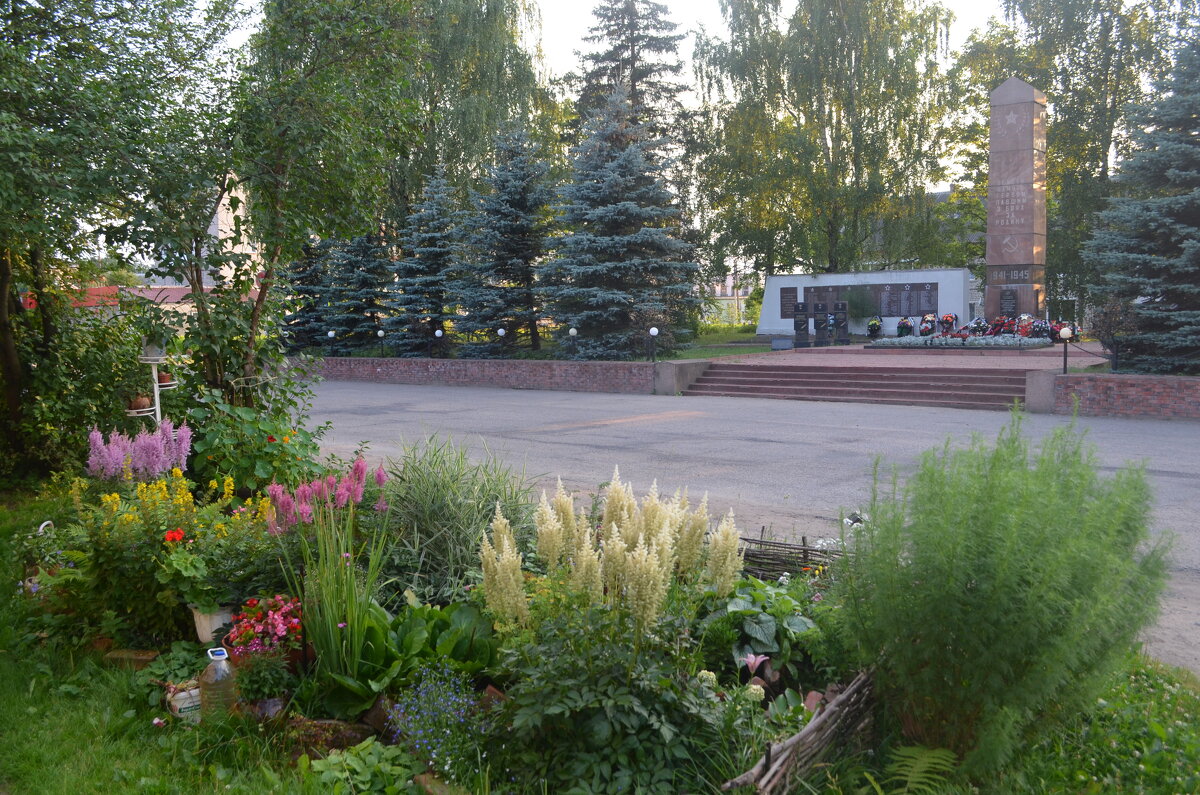 Город Западная Двина. Воинский мемориал на привокзальной площади. - Владимир Павлов